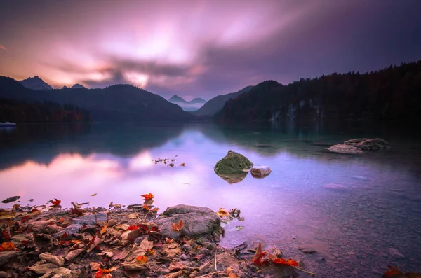 粉红的夕阳西下 美丽的湖水映衬着群山 — 图库照片