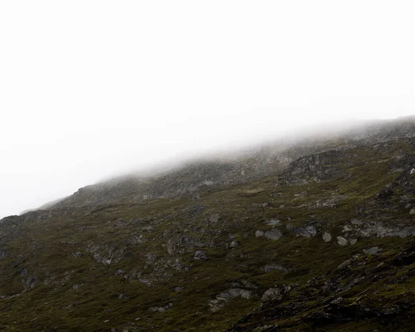 Nahaufnahme Eines Felsigen Hügels Bei Nebligem Wetter — Stockfoto