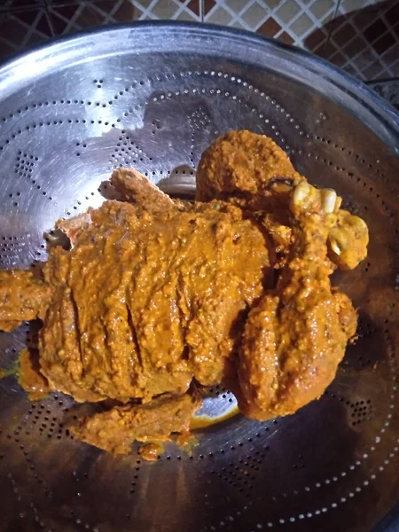 Çiğ Terbiye Edilmemiş Çelik Çatal Bıçak Ile Izole Edilmiş Tavuk — Stok fotoğraf