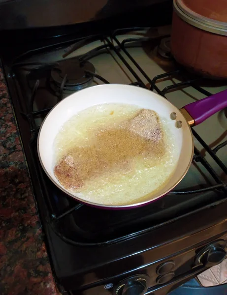 在一个不粘的平底锅里 煎一个传统的嫩嫩的自制面包小牛肉片 高角镜头 — 图库照片