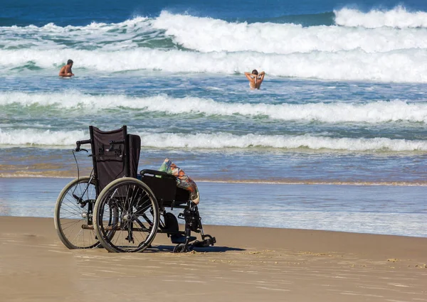 海滩上一张轮椅的特写照片 — 图库照片