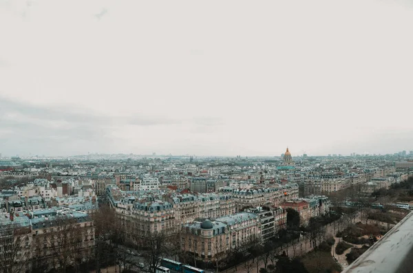 Tiro Aéreo Paris Coberto Vegetação Edifícios Sob Céu Nublado França — Fotografia de Stock