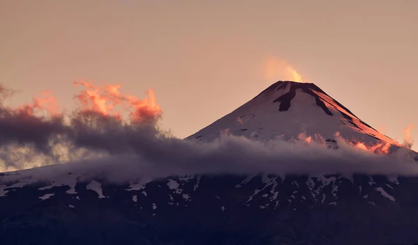 Una Vista Ipnotizzante Della Montagna Vulcanica Villarrica Che Brilla Sotto — Foto Stock