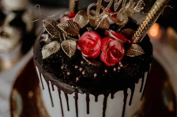 チョコレート釉薬で美しく装飾されたケーキの選択的フォーカスショット — ストック写真