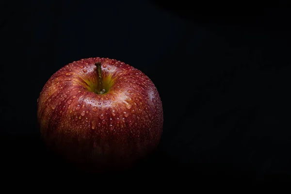 Une Pomme Rouge Mûre Isolée Sur Fond Noir — Photo