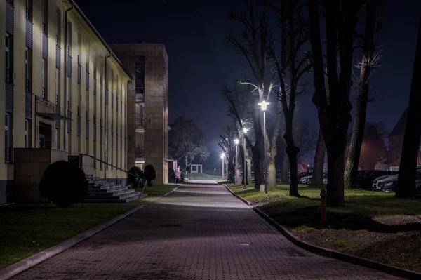 Opole ポーランド 2021年1月12日 旧軍事兵舎 クリスマスツリー付きの大きな駐車場を持つ技術大学の建物 — ストック写真
