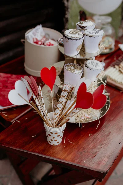 Plano Vertical Hermosas Decoraciones Boda Cupcakes Corazones Papel — Foto de Stock