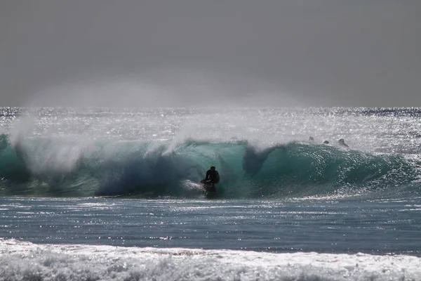 Maroubra Austrália Mar 2015 Surfista Surfando Uma Onda Azul Turquesa — Fotografia de Stock