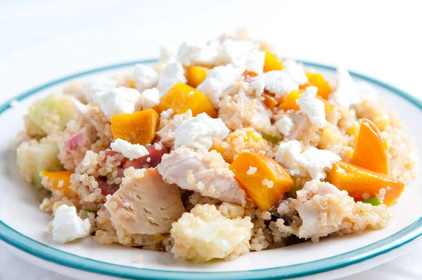甜菜沙拉配奎诺阿和鸡肉 富含蛋白质的健康食品 — 图库照片