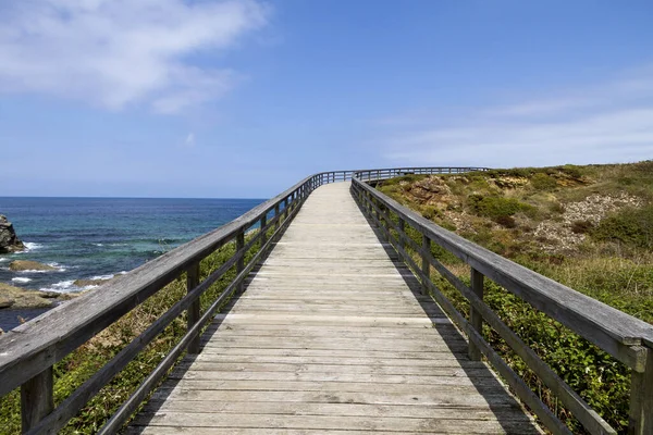 青い海の波に流された海岸の桟橋橋 — ストック写真