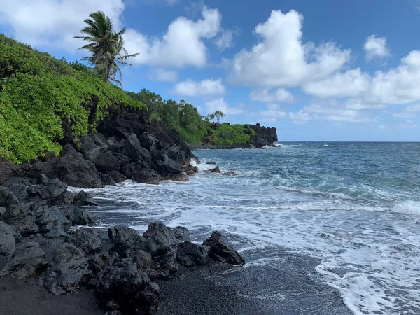 Una Vista Costiera Delle Rocce Vulcaniche Nell Oceano Che Schizza — Foto Stock