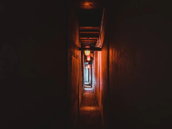 Ein Schmaler Dunkler Korridor Mit Laternen Chinesischen Stil Beleuchtet — Stockfoto