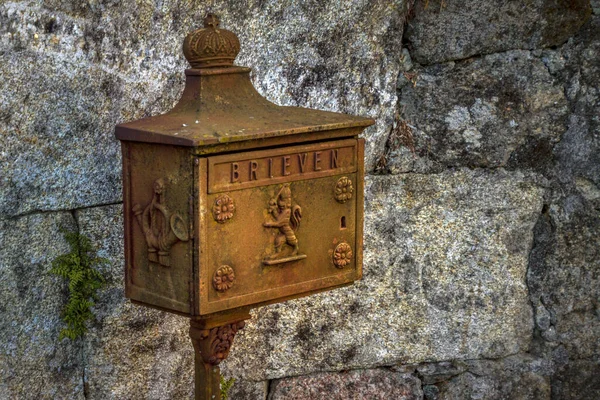 Ένα Σκουριασμένο Παλιό Γραμματοκιβώτιο Έναν Πέτρινο Τοίχο — Φωτογραφία Αρχείου
