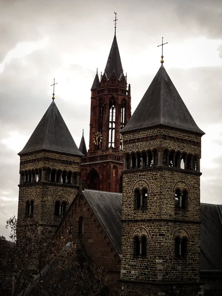Vertikální Záběr Katedrály Románském Stylu — Stock fotografie