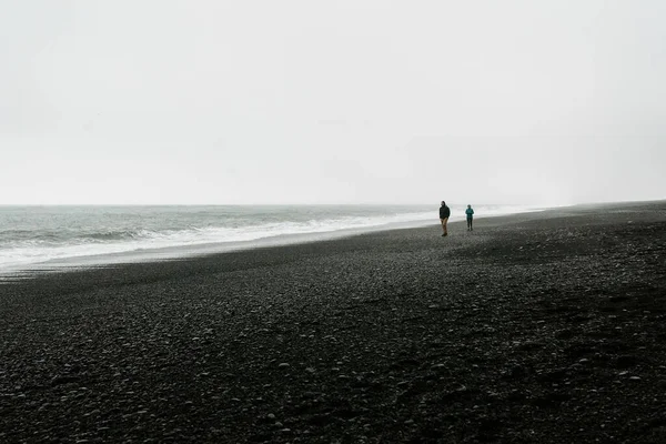 Reynisfjara Islanda Novembre 2020 Persone Che Guardano Mare Camminano Una — Foto Stock