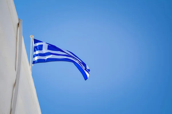 Mavi Gökyüzüne Karşı Rüzgarda Dalgalanan Yunan Bayrağı — Stok fotoğraf
