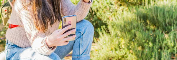 Una Mano Femenina Sosteniendo Teléfono Celular Parque — Foto de Stock