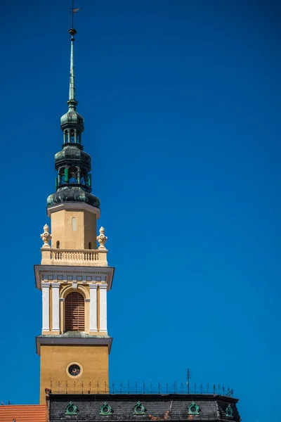 波兰一座古老的教堂塔楼的垂直截图 — 图库照片