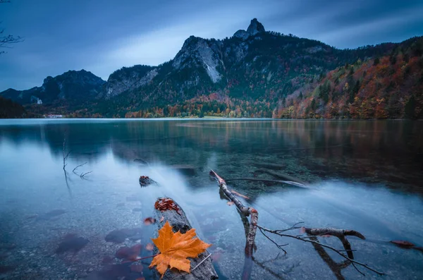Прекрасний Знімок Озера Біля Гір Похмурий Осінній День — стокове фото