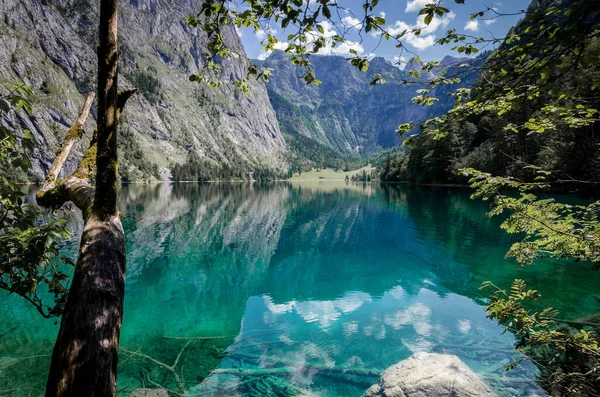 Una Hermosa Toma Acantilados Alrededor Lago Azul Brillante Día Soleado — Foto de Stock