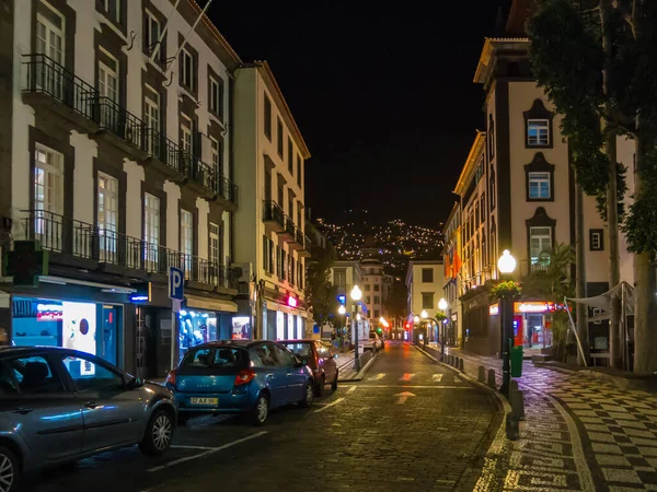 Funchal Portugal Mar 2018 Geceleyin Şehir Merkezindeki Boş Caddede Arabalar — Stok fotoğraf
