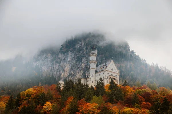 Fascynujący Widok Zamek Neuschwanstein Wzgórzu Jesiennymi Górami Schwangau Niemcy — Zdjęcie stockowe