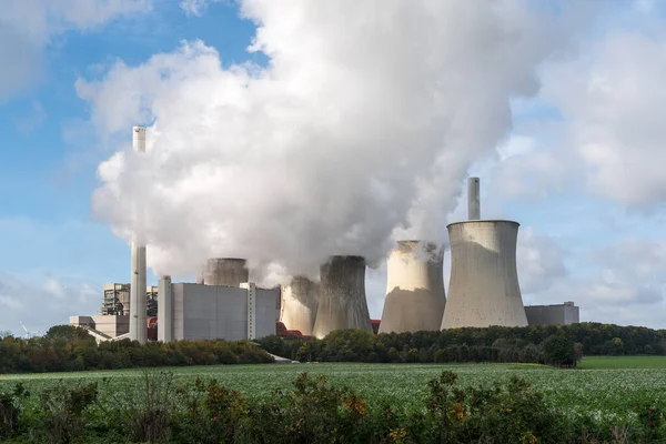 Een Groen Grasland Met Rookwolken Uit Kerncentrale Achtergrond — Stockfoto