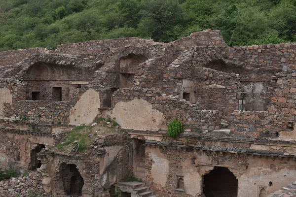 Las Ruinas Antiguo Edificio Cerca Bosque Verde Aldea Bhangarh Rajgarh — Foto de Stock