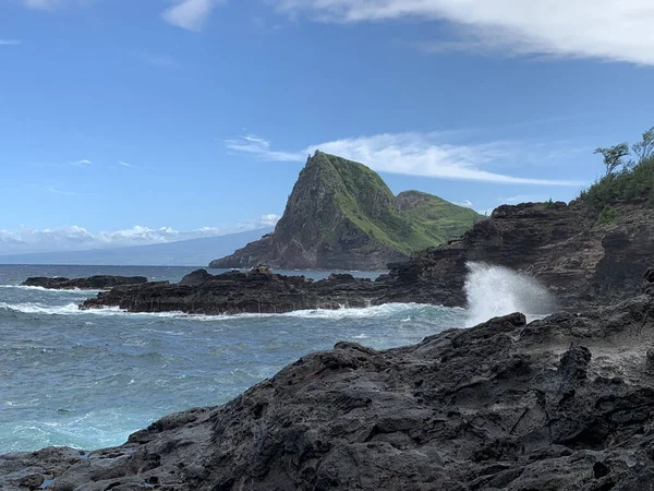 Una Vista Costiera Delle Rocce Vulcaniche Nell Oceano Che Schizza — Foto Stock