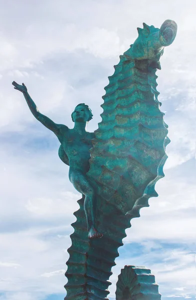 Вертикальный Снимок Статуи Морского Конька Фоне Неба Пуэрто Вальярте — стоковое фото