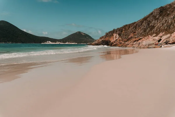 里约热内卢的沙滩被群山环抱着 一片浩瀚的大海冲击着 — 图库照片
