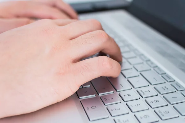 Ένα Κοντινό Πλάνο Των Αρσενικών Χεριών Δακτυλογράφησης Στο Πληκτρολόγιο Laptop — Φωτογραφία Αρχείου