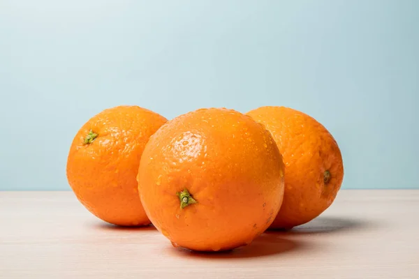 Primer Plano Las Naranjas Frescas Sobre Una Mesa — Foto de Stock