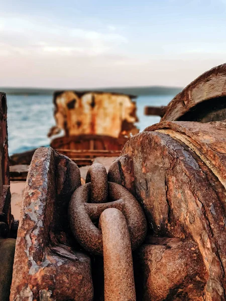 Närbild Rusty Båt Kedjor Havererade Fartyg Övergiven Skeppsvrak Förfall Förorening — Stockfoto
