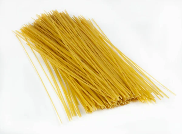 白い背景に隔離された調理されていないスパゲティのクローズアップショット — ストック写真