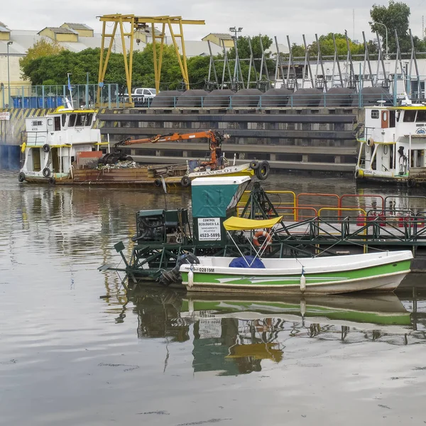 Buenos Aires Argentina Apr 2014 Boten Verankerd Vuelta Obligado Boca — Stockfoto