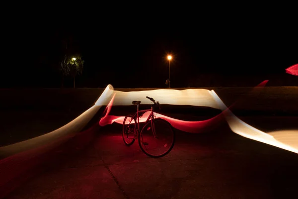 Ein Fahrrad Einem Park Umgeben Von Bunten Lichtern Mit Langer — Stockfoto