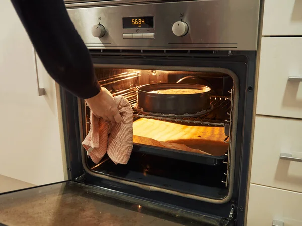 Nahaufnahme Einer Frau Die Einen Kuchenboden Den Ofen Stellt — Stockfoto