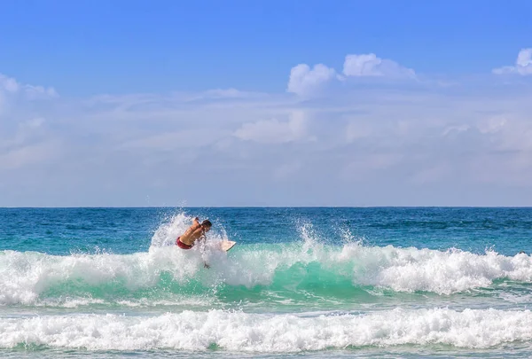 在阳光明媚的夏日 一个冲浪运动员在海浪中冲浪的特写镜头 — 图库照片
