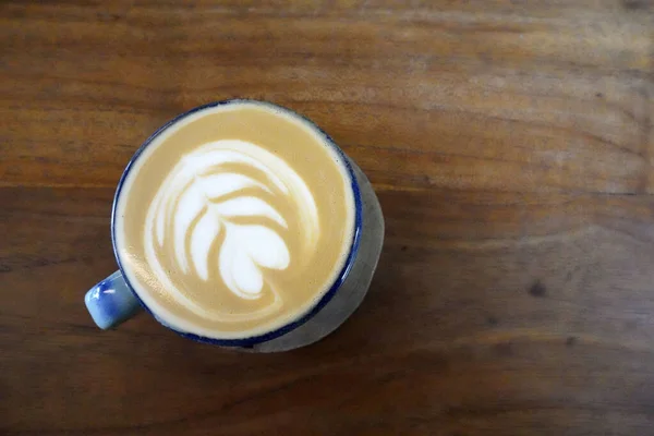 Een Hoge Hoek Shot Van Latte Een Van Hout Tafel — Stockfoto