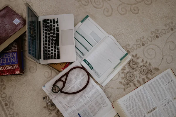 Tuzla Bosnia Herzegovina Sty 2020 Podręczniki Dla Studentów Medycyny Laptopem — Zdjęcie stockowe