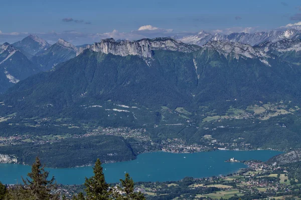 Annecy Gölü Arkasında Mont Blanc Olduğu Aydınlık Bir Yaz Gününde — Stok fotoğraf