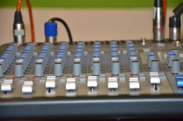 专业音频混音控制台 有放音和调整旋钮 电视设备选择性聚焦 — 图库照片