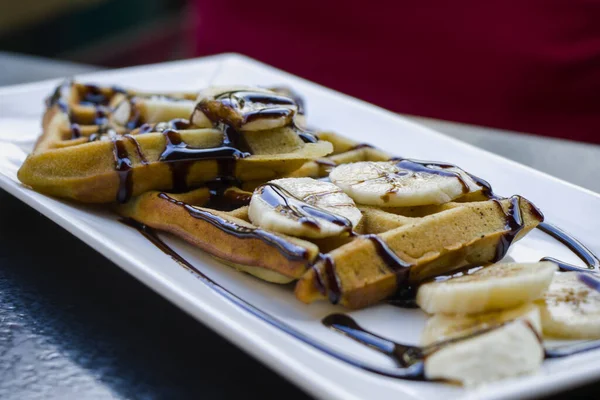 Primer Plano Gofres Con Plátano Chocolate Plato Blanco — Foto de Stock