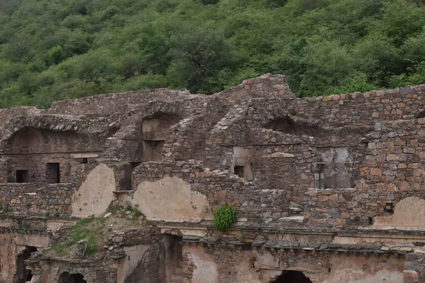 Las Ruinas Antiguo Edificio Cerca Bosque Verde Aldea Bhangarh Rajgarh — Foto de Stock