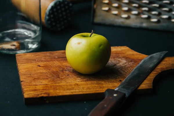 Närbild Ett Helt Moget Grönt Äpple Skärbräda Med Kniv — Stockfoto