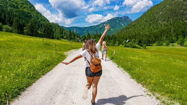 Groupe Touristes Heureux Marchant Dans Prairie Verte Entourée Montagnes — Photo