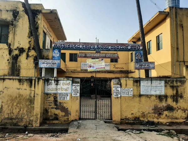 マラヴァッリ タウン インド 2021年2月1日 道端のマラヴァッリの汚い学校 — ストック写真