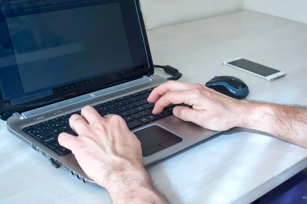 Männliche Hände Arbeiten Laptop Tastatur — Stockfoto