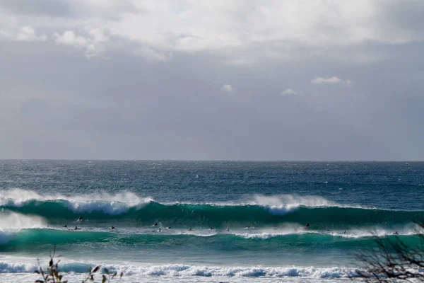 Surfistas Enfrentam Uma Enorme Onda Que Vai Sobrecarregá Los Todos — Fotografia de Stock